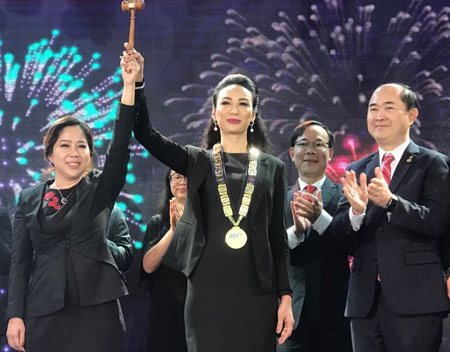 歷屆主席祝賀潘氏玉艷(左二)榮任 2019 年主席。