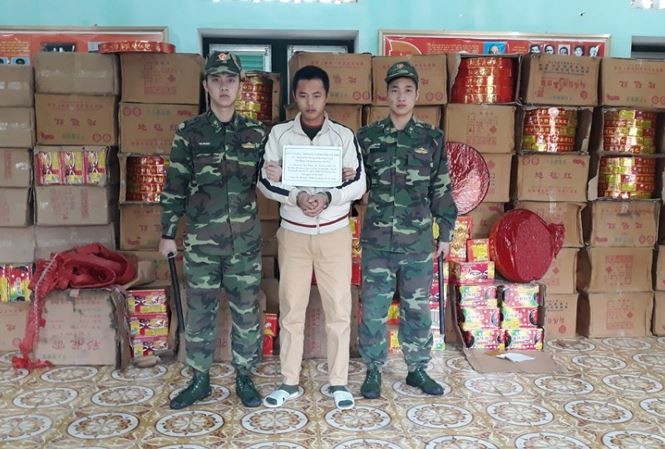 被抓獲的嫌犯黃林海（中）與涉案的大量鞭炮物證。