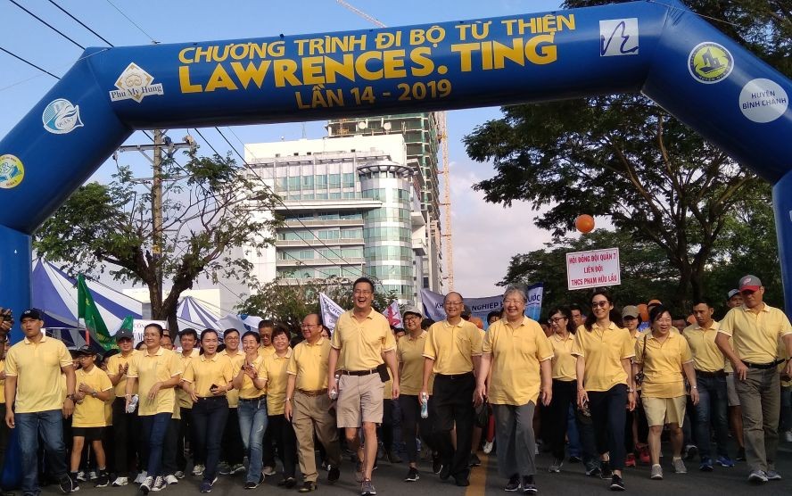 “第十四次丁善理慈善徒步活動”出發瞬間畫面。