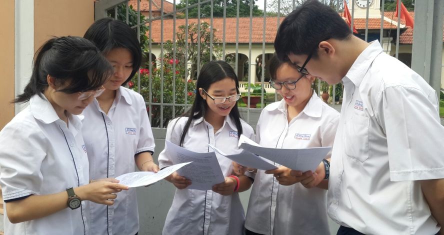 黎鴻鋒高中學校華人子弟考試後交流。