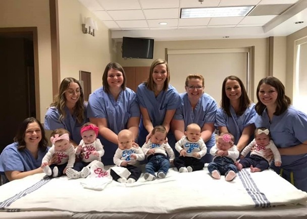 斯塔瓦妮婭未有列席，留下一件3號衣服象徵其寶寶是第3名出生。（圖源：互聯網）