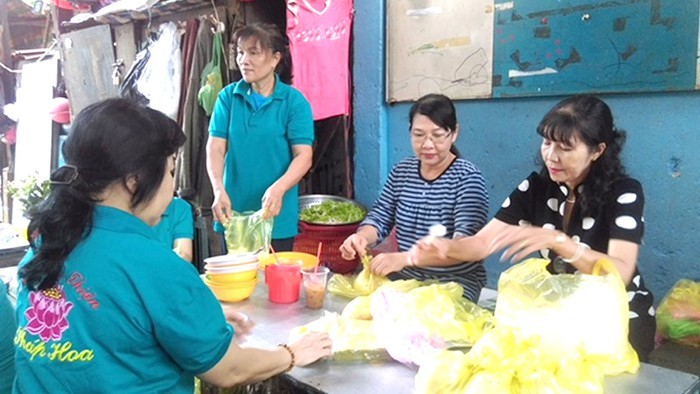 楊氏月主任（右一）為窮人準備膳食。