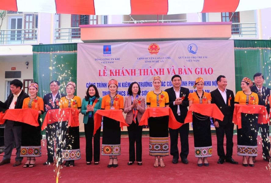 中央民運部長張氏梅（中）出席該校集體食堂兼會場及各項配套工程落成剪綵儀式。（圖源：清娥）