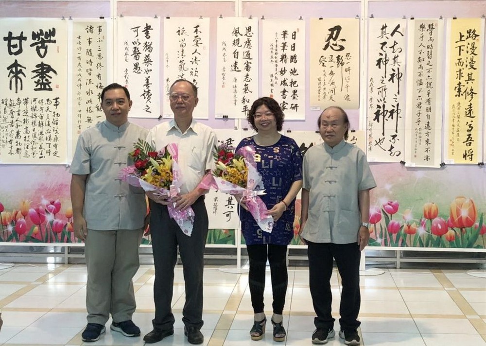 組委會還向穗城會館以及市各少數民族文學藝術協會贈送鮮花致謝。