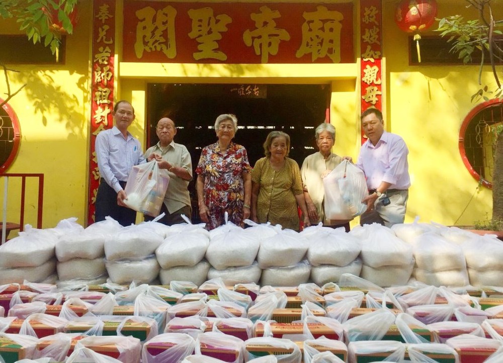 該廟理事長楊振明(右一)向老鄉親派歲暮禮物。