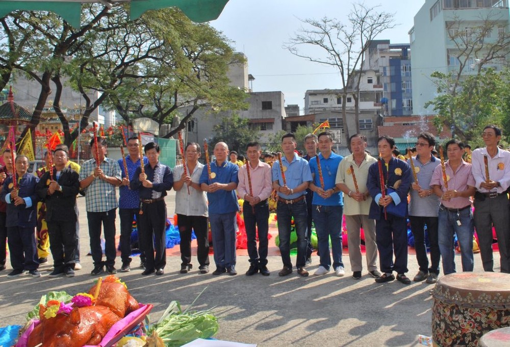 由總會長鄭家福率領全體理事和洪館全體師徒一起上香祭拜師祖和眾神。