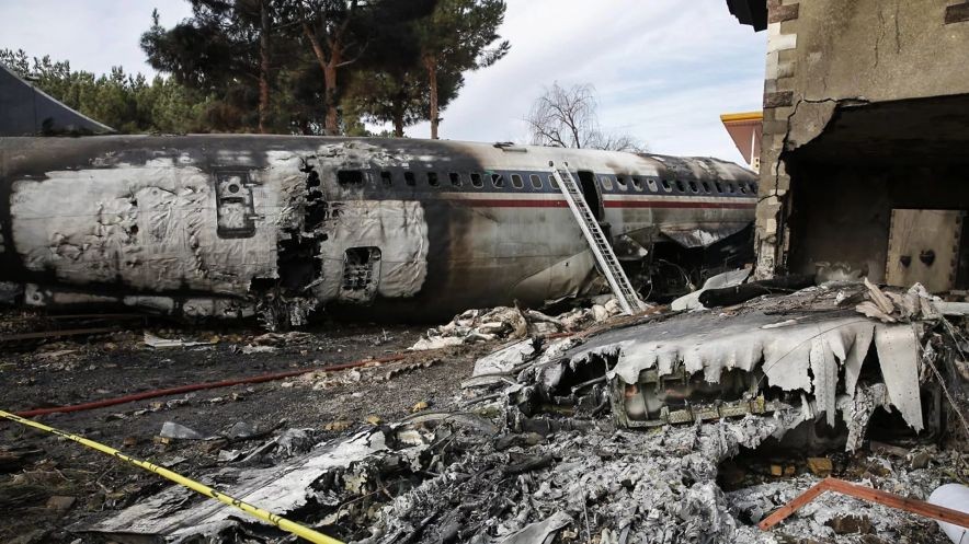 伊朗一架運輸機14日在德黑蘭附近失事現場。（圖源：AFP）