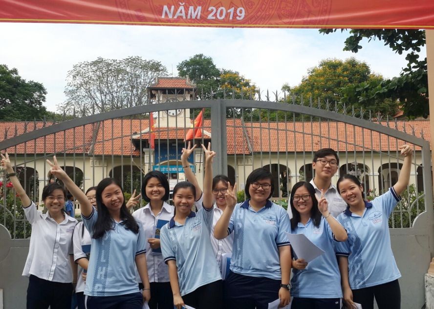 10名獲選參加華文科考試的考生合影。