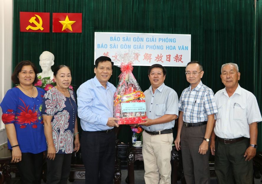 阮玉英主編(左三)接受代表團的賀禮。