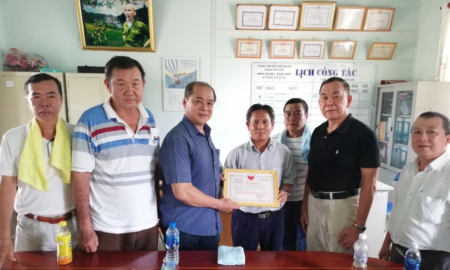 正富和社會輔助中心經理阮文勇（中右）向代表團眾人致送感謝書。