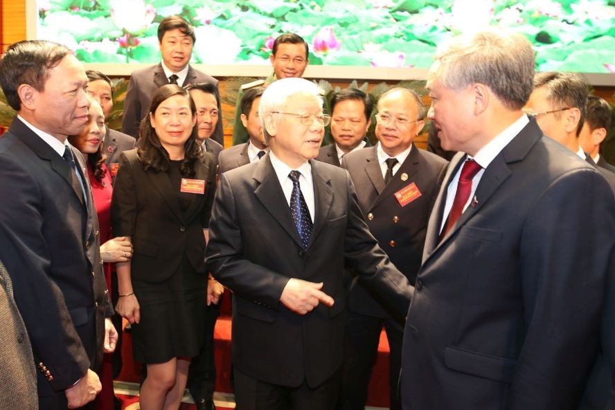 黨中央總書記、國家主席阮富仲與各代表交談。（圖源：越通社）