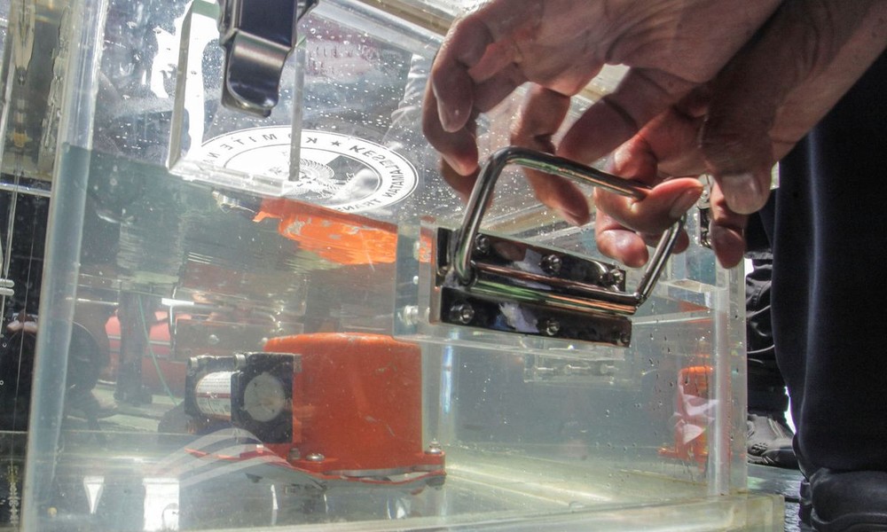 1月14日，印尼海軍展示了第二個黑匣子。（圖源：路透社）