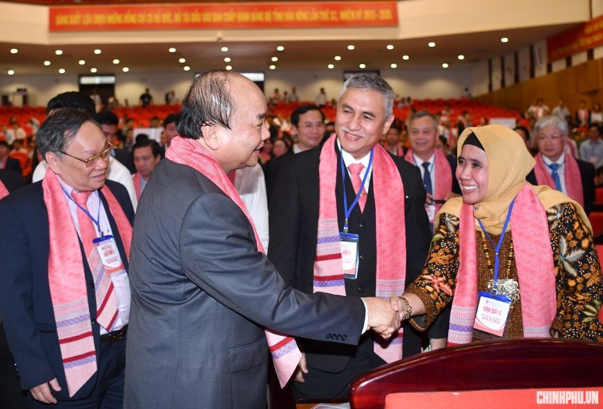 政府總理阮春福與各投資商交流。（圖源：光孝）