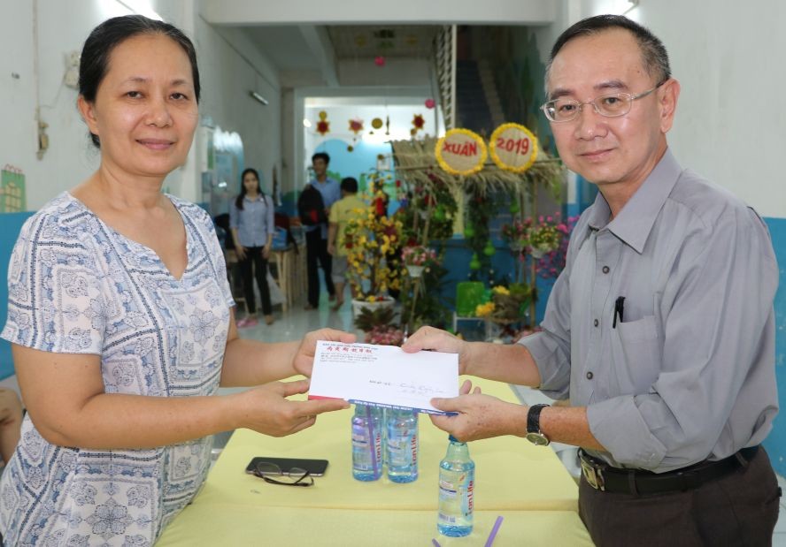 本報編委兼編輯部主任范興（右）代表報社將廣大讀者長期樂捐的善款4000萬元，轉贈給校方做教學活動經費。