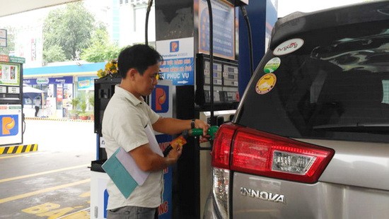 圖為第一郡德河坊二徵女王街136號的自助加油站。（圖源：Tr. Nguyễn）