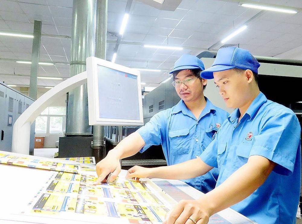 年終獎金較高的消息令7號印刷公司工人非常振奮，安心工作。