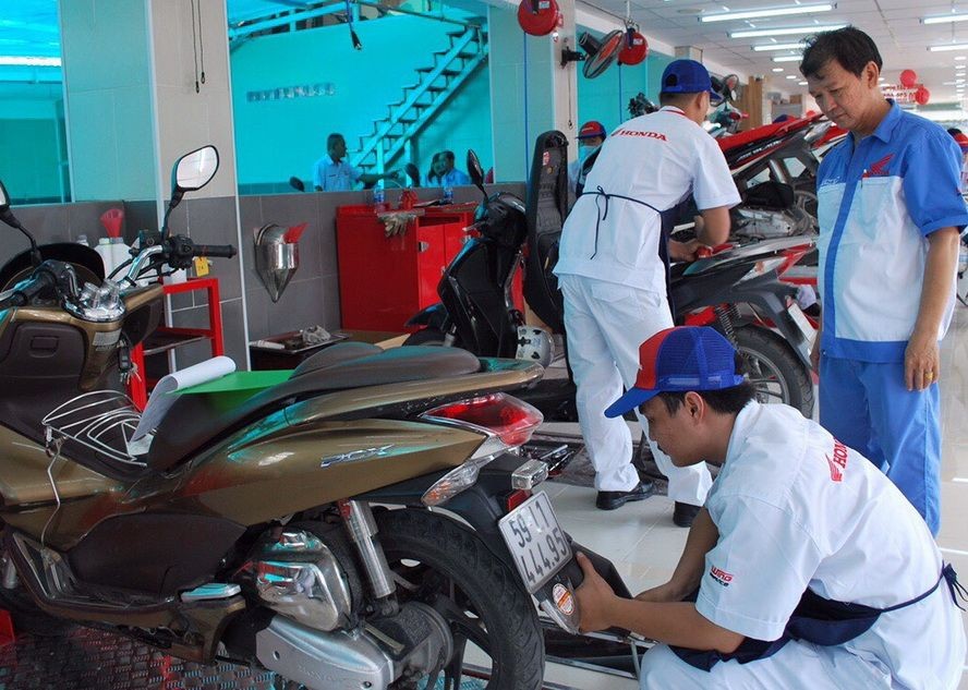 祥源公司為顧客換機油。