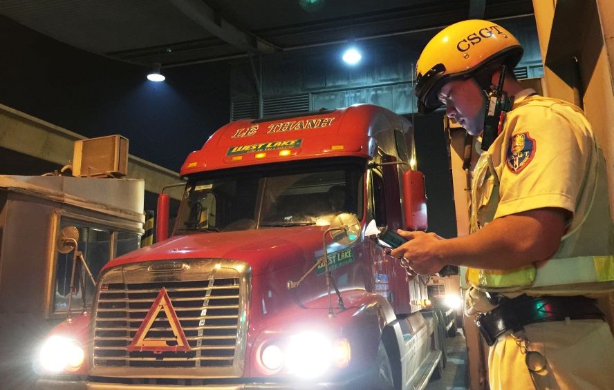 交警檢查卡車司機酒精濃度。（圖源：登黎）