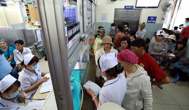 市腫瘤醫院的患者家屬排隊等候支付院費。