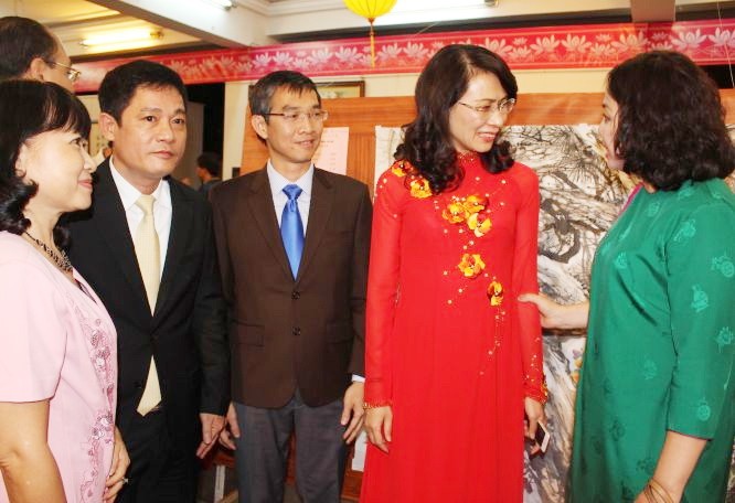 市人委會副主席阮氏秋（左四）會見萬盛發集團領導並表揚該集團積極支持元宵盛會組織經費。