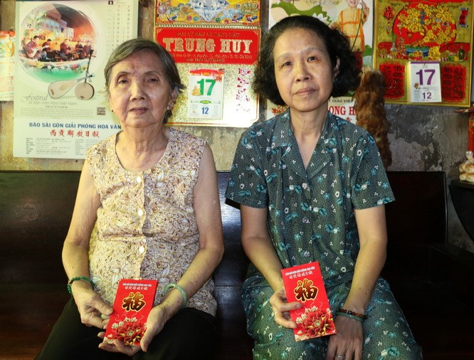 本報社會慈善工作組代表前往探望聚群居6位老人，並向老人家轉贈讀者長期捐助的善款，每位為100萬元。