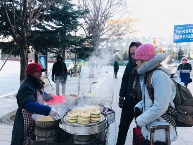 即使在路邊購買水果、蔬菜， 中國人都不需用現金交易。