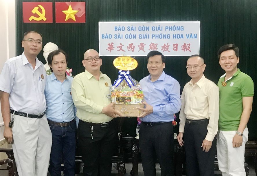 阮玉英主編(右三)接受由陳建昌師傅(左三) 贈送新年禮品。