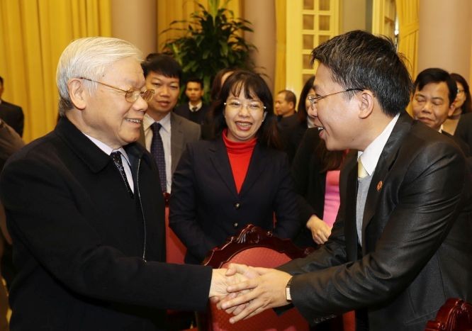 黨中央總書記、國家主席阮富仲（前左）親切問候國家主席府辦公廳的幹部、公務員和勞動者。（圖源：越通社）