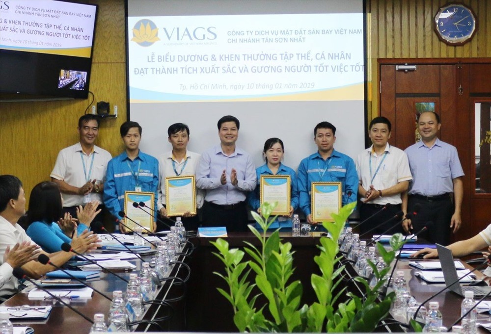 新山一VIAGS公司向拾金不昧的幹部、人員舉行表彰與獎勵儀式。（圖源：明玉）