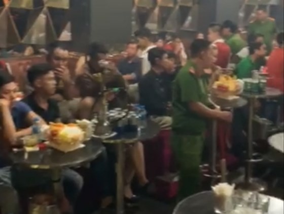 警方突擊檢查東京酒店舞場時的現場一隅。（圖源：志石）