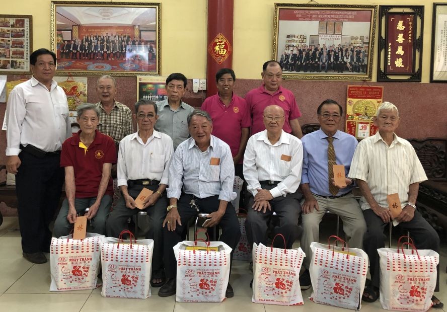 林氏大宗祠常值副理事長林進璋與各理事向各位70歲高齡的宗親祝賀。