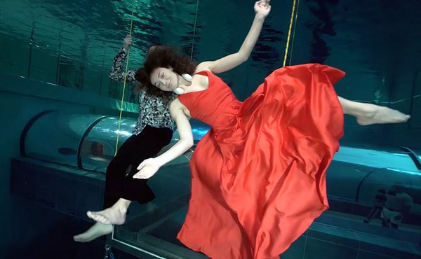 俄羅斯一名女演員搭檔一名烏克蘭男演員在意大利世界最深的泳池中刷新了屏氣水下雙人舞吉尼斯世界紀錄，成績為3分28秒。。（圖源：互聯網）