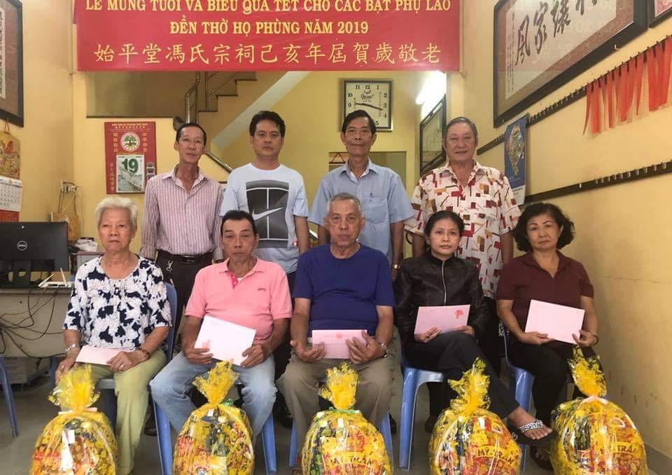 馮氏宗祠理事向各位65歲以上的宗親父老拜年並贈送敬老禮物。