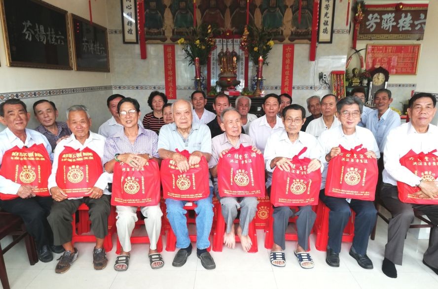 理事長翁文貴（左一）與常務副理事長方炳星 （右一）同各長老合照。