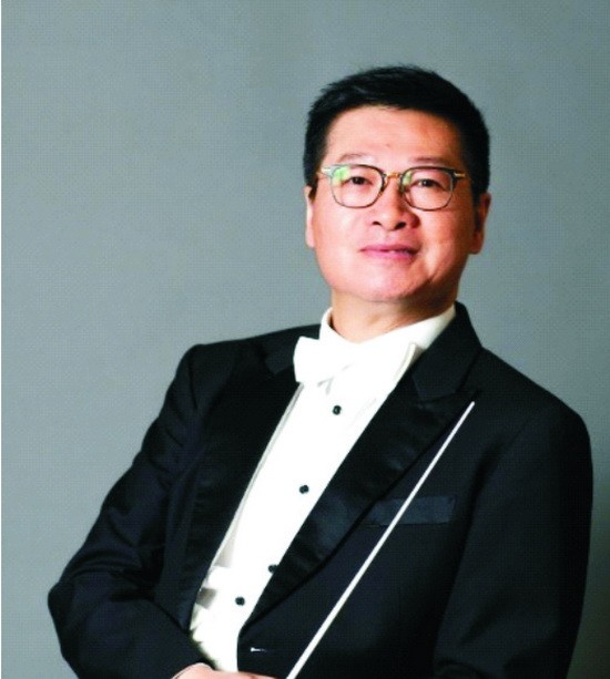 樂團指揮范丁。