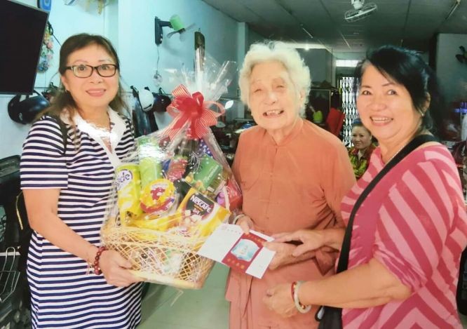 海南會館理事向各位80歲高齡鄉親送禮祝賀。