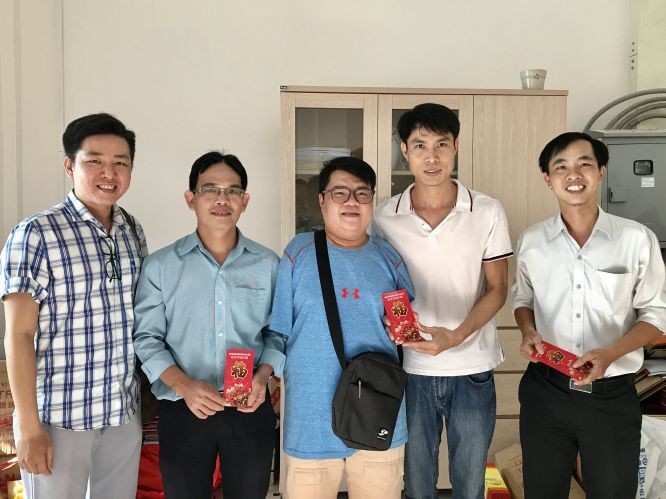 共青團代表向各單位代表捐助窮人經費。