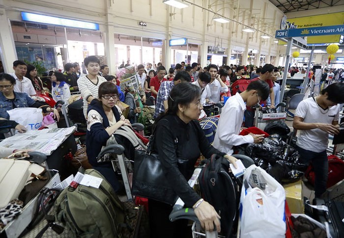 春節期間新山一國際機場擠滿乘客。