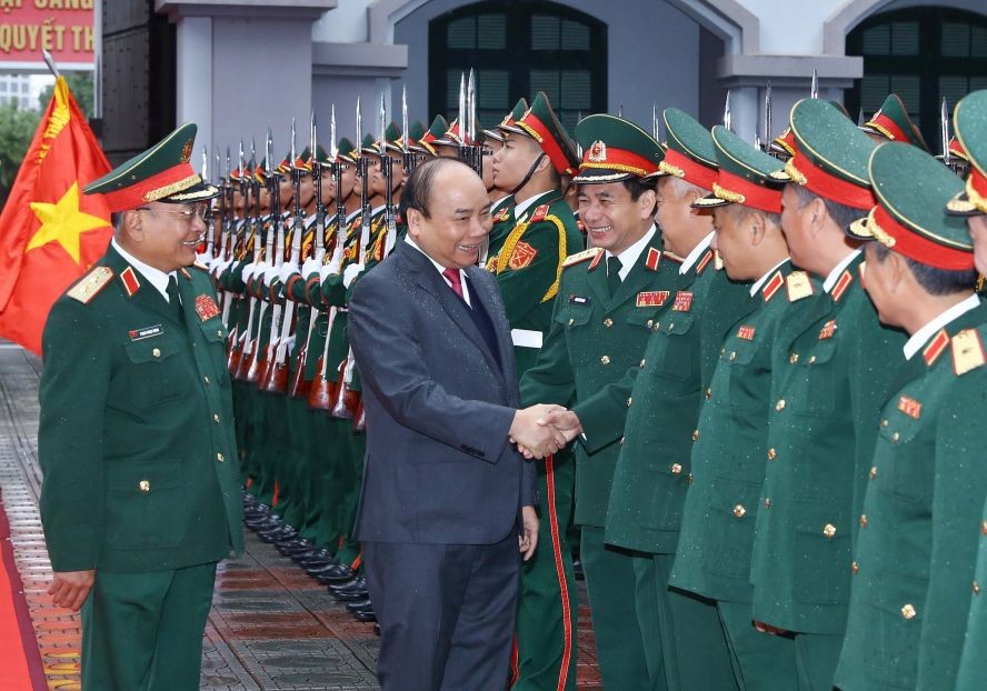 政府總理阮春福與第二總局幹部們親切握手、互致問候。（圖源：越通社）