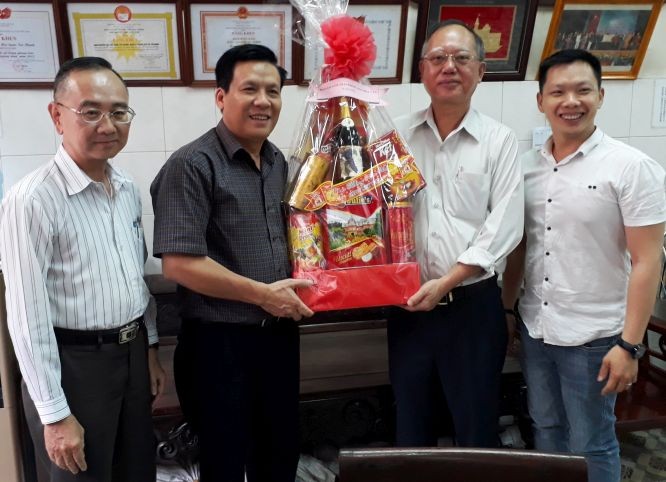 本報向華人單位拜年 ảnh 2