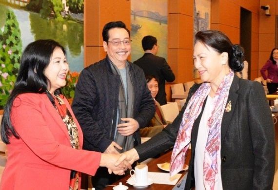 國會主席阮氏金銀親切問候文藝界代表。（圖源：戰勝）