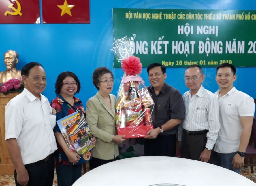 各少數民族文學藝術會與本報編輯部代表合照。