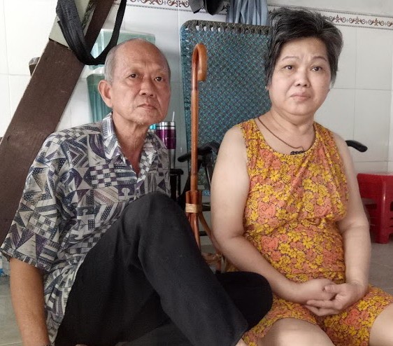 馮強與右邊身癱瘓的太太。