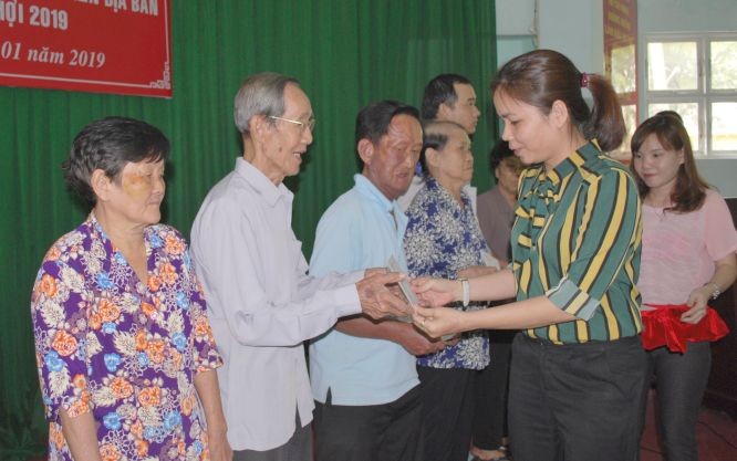 市民族處政策科科長阮氏清娥向貧困戶贈送禮物。