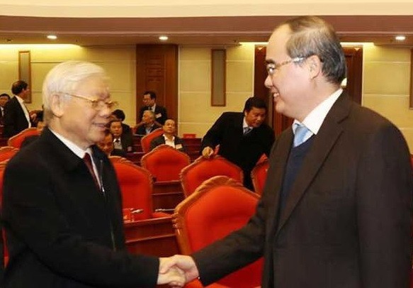 黨中央總書記、國家主席阮富仲與市委書記阮善仁交談。（圖源：越通社）