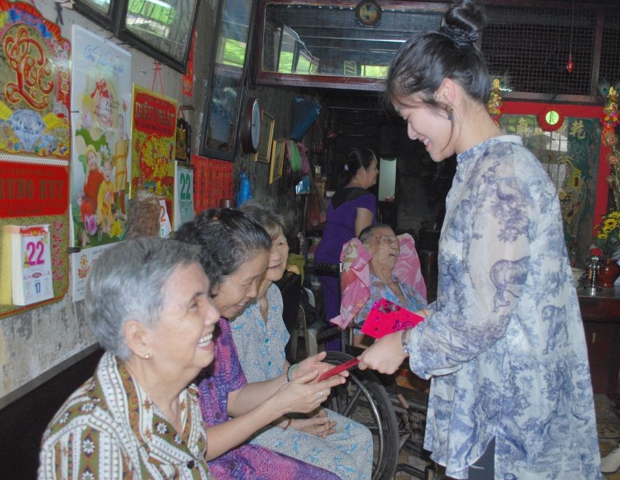 萬盛發集團代表向聚群居孤寡老人贈送禮物。