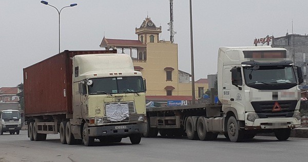 監察汽車行程以及時阻止違反交通安全規定的行為。