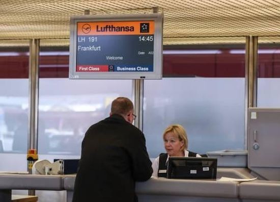圖為在德國首都柏林的泰格爾機場，一名旅客在漢莎航空公司櫃檯辦理乘機手續。（圖源：新華社）