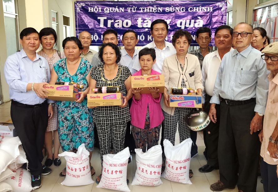 崇正慈善會館代表向貧戶贈送禮物。