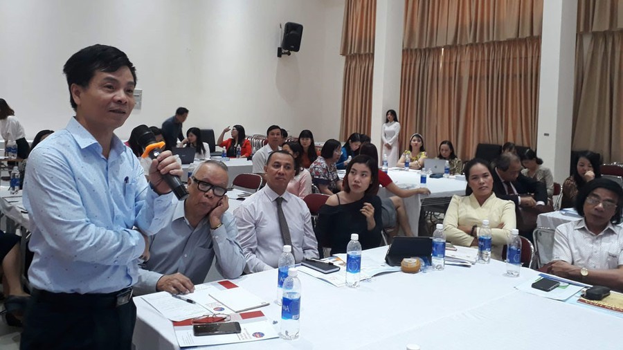 研討會上，代表們提出問題。